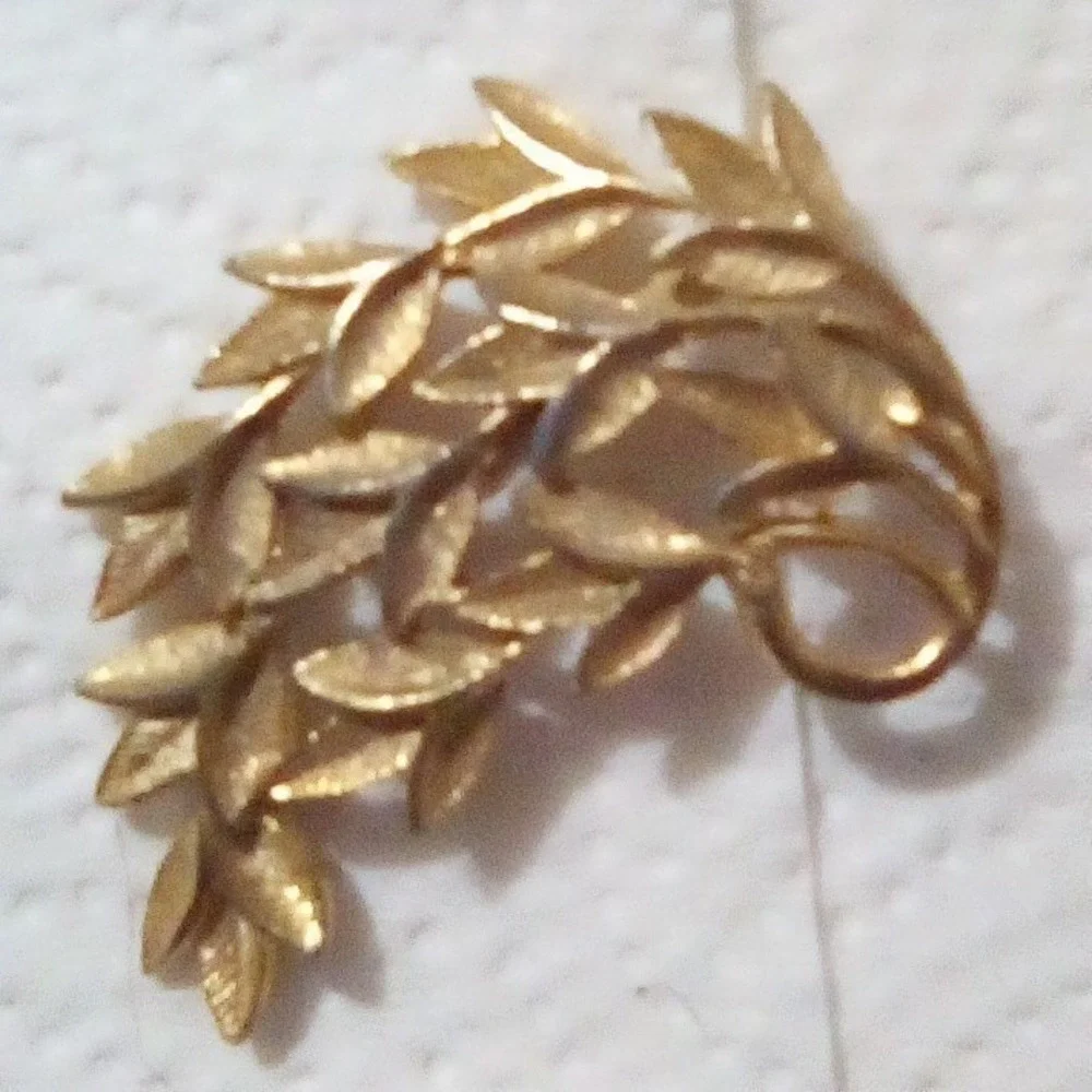 Vintage Gold Tone Leaf Brooch Pin Elegant Nature Inspired Accessory Women